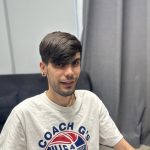 تصویر یک پسر است که موهایش فر کرده است. در آکادمی و آرایشگاه محمد فرشته