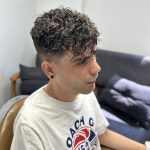تصویر یک پسر است که موهایش فر کرده است.آکادمی و آرایشگاه محمد فرشته