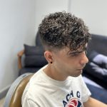 تصویر یک پسر است که موهایش فر کرده است.در آکادمی و آرایشگاه محمد فرشته