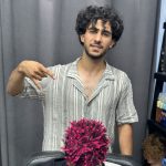 تصویر یک پسر است که موهایش فر کرده است. آکادمی وآرایشگاه محمد فرشته
