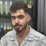 تصویر یک پسر در آرایشگاه با موهای فر است آکادمی و آرایشگاه محمد فرشته