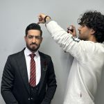 این عکس من و داماد است که مدل موی او را درست میکنم در آکادمی و آرایشگاه محمد فرشته.